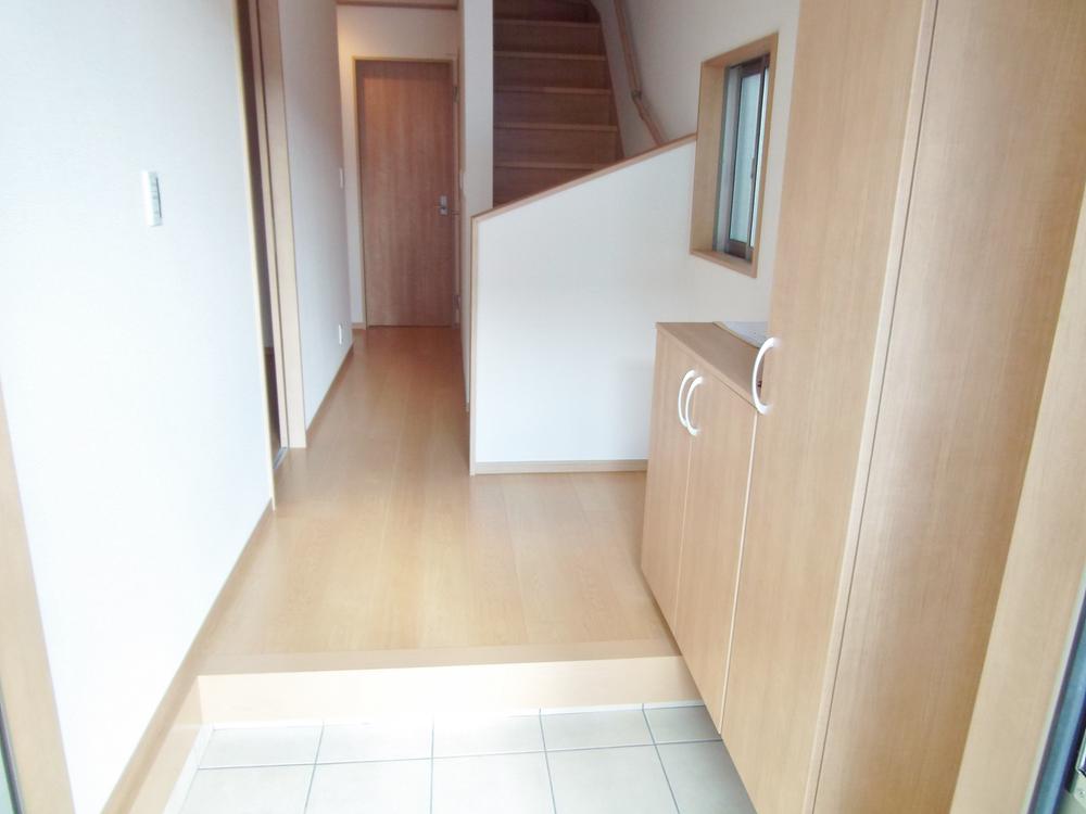 Entrance. Since there is a front door on the south side, It has become a very bright entrance.