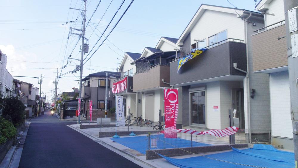 Local photos, including front road. Atmosphere in front of the road and the building will be here.