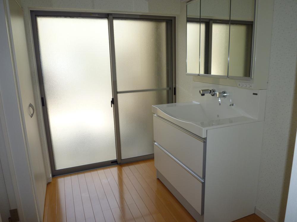 Wash basin, toilet. Large washbasin