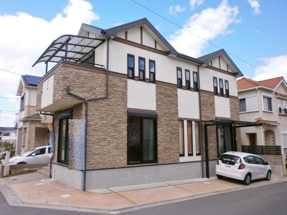 Local appearance photo. Wide is the house of frontage on the south side