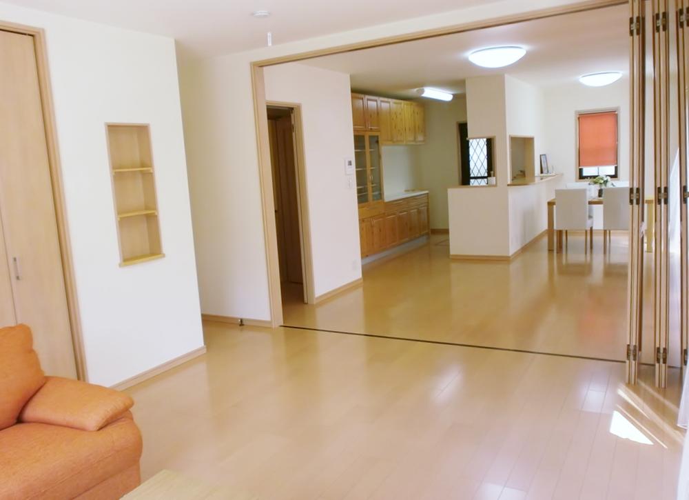 Living. Spacious 27 Pledge kitchen! 