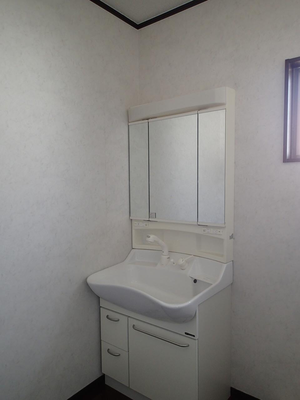 Wash basin, toilet. Indoor (10 May 2013) Shooting