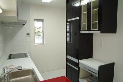 Model house photo. Cabinet, which is standard equipment in the kitchen. Think about the harmony of the furniture and cabinet of the standard equipment is glad. In the try enjoying the day-to-day cooking fulfilling storage.