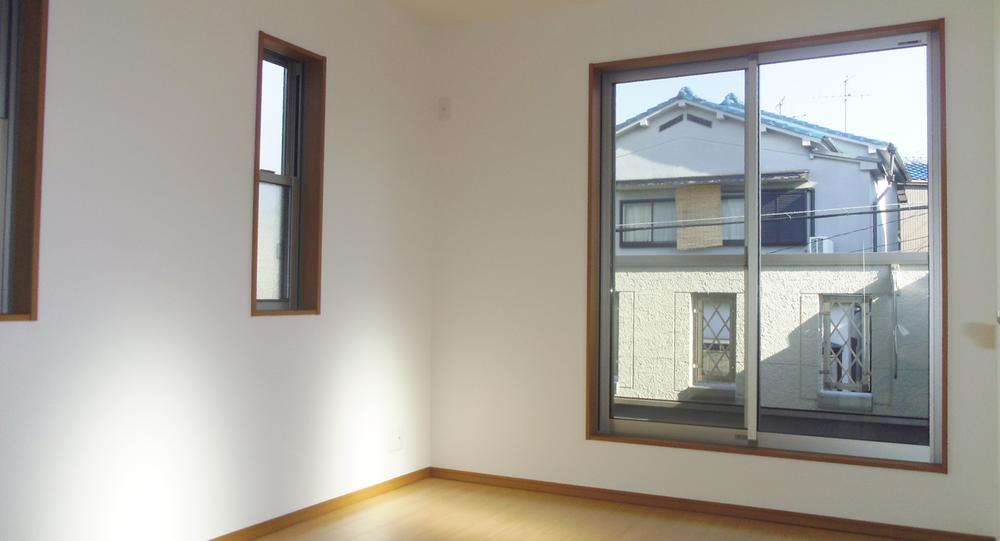 Non-living room. Bright with sweeping Western-style