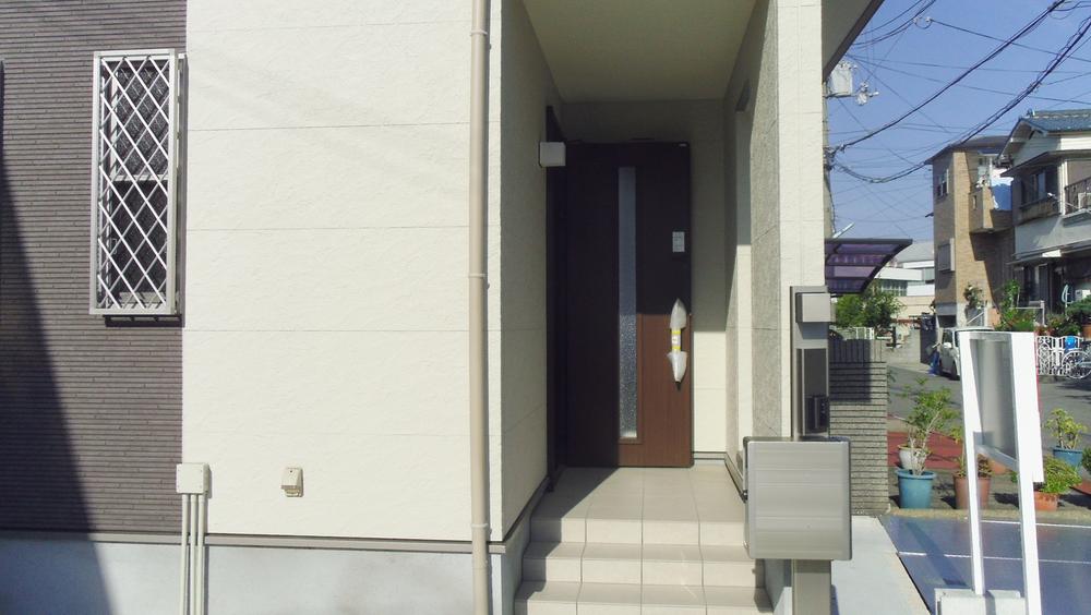 Entrance. Difficult entrance also wet with rain