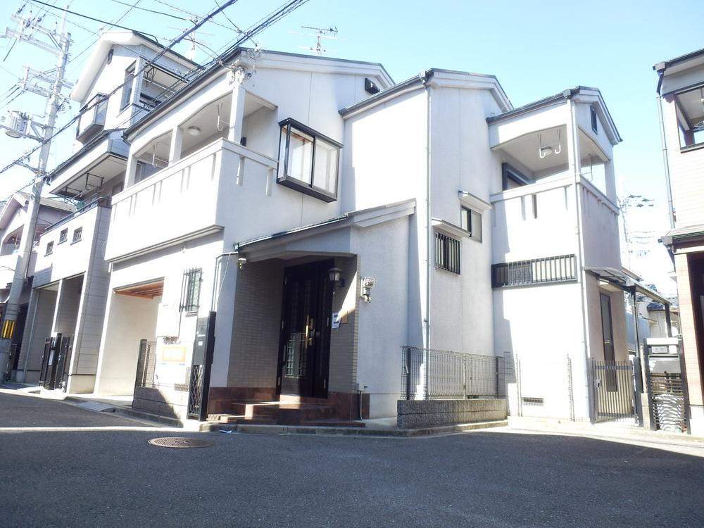 Local appearance photo. Since the south side of the building is opened, The room is also a plug very bright light