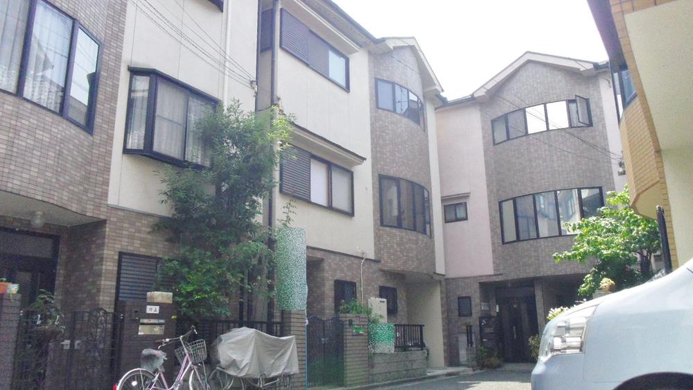 Local appearance photo. Stylish tile tone