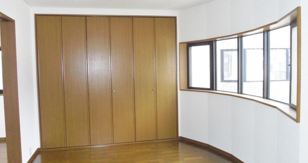 Living. Stylish circular living