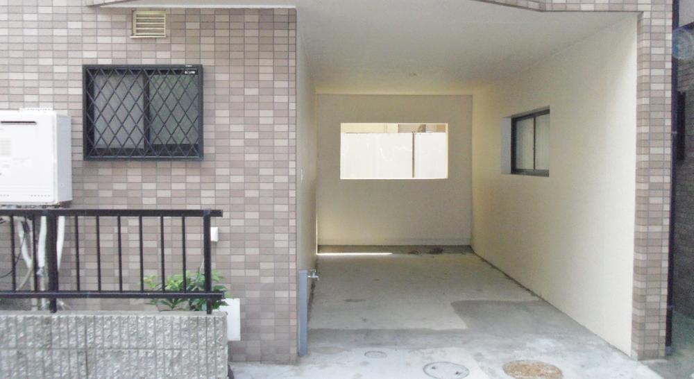 Parking lot. It is safe in the rain in the built-in garage