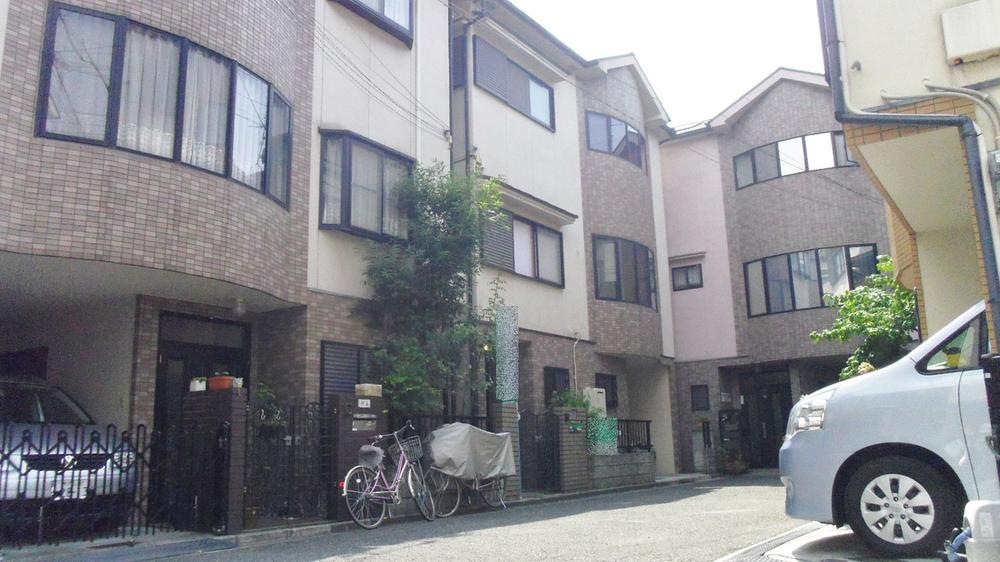 Local photos, including front road. Front road 4.8m