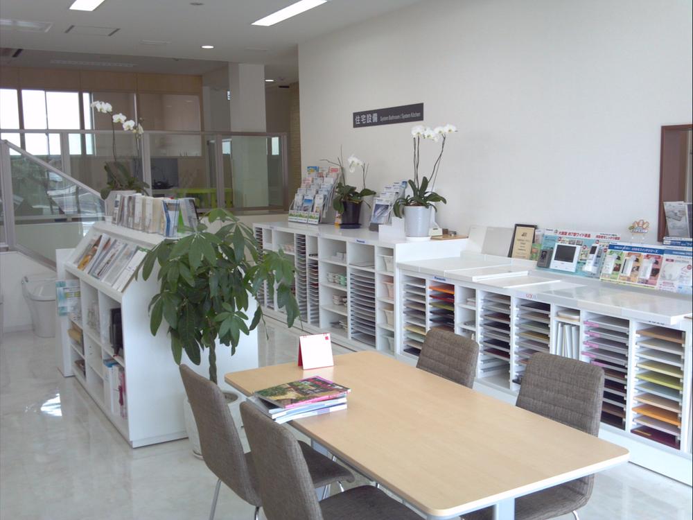 exhibition hall / Showroom. After your contract is done the meeting of the floor plan at the showroom.