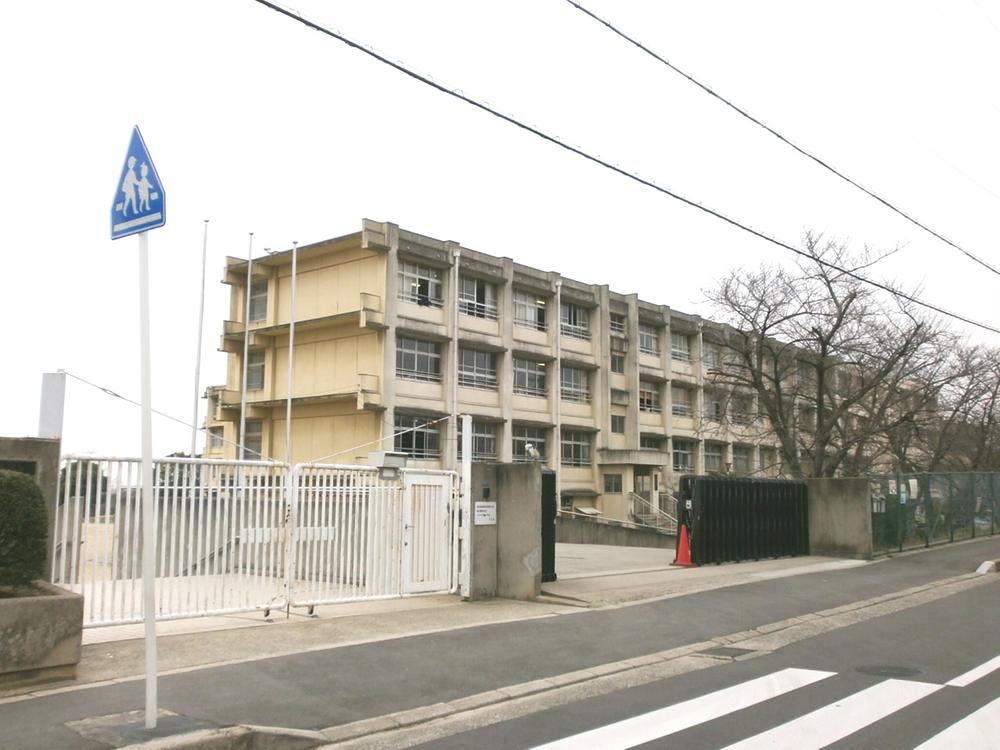 Primary school. Habikino Municipal Home Sweet Home to South Elementary School 542m