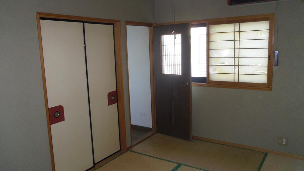 Non-living room. We will be living next to a Japanese-style room. 