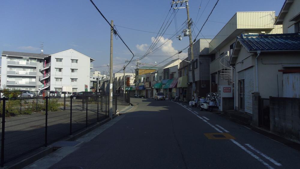 Local photos, including front road. Before the road, we have a spacious there is about 7m. 