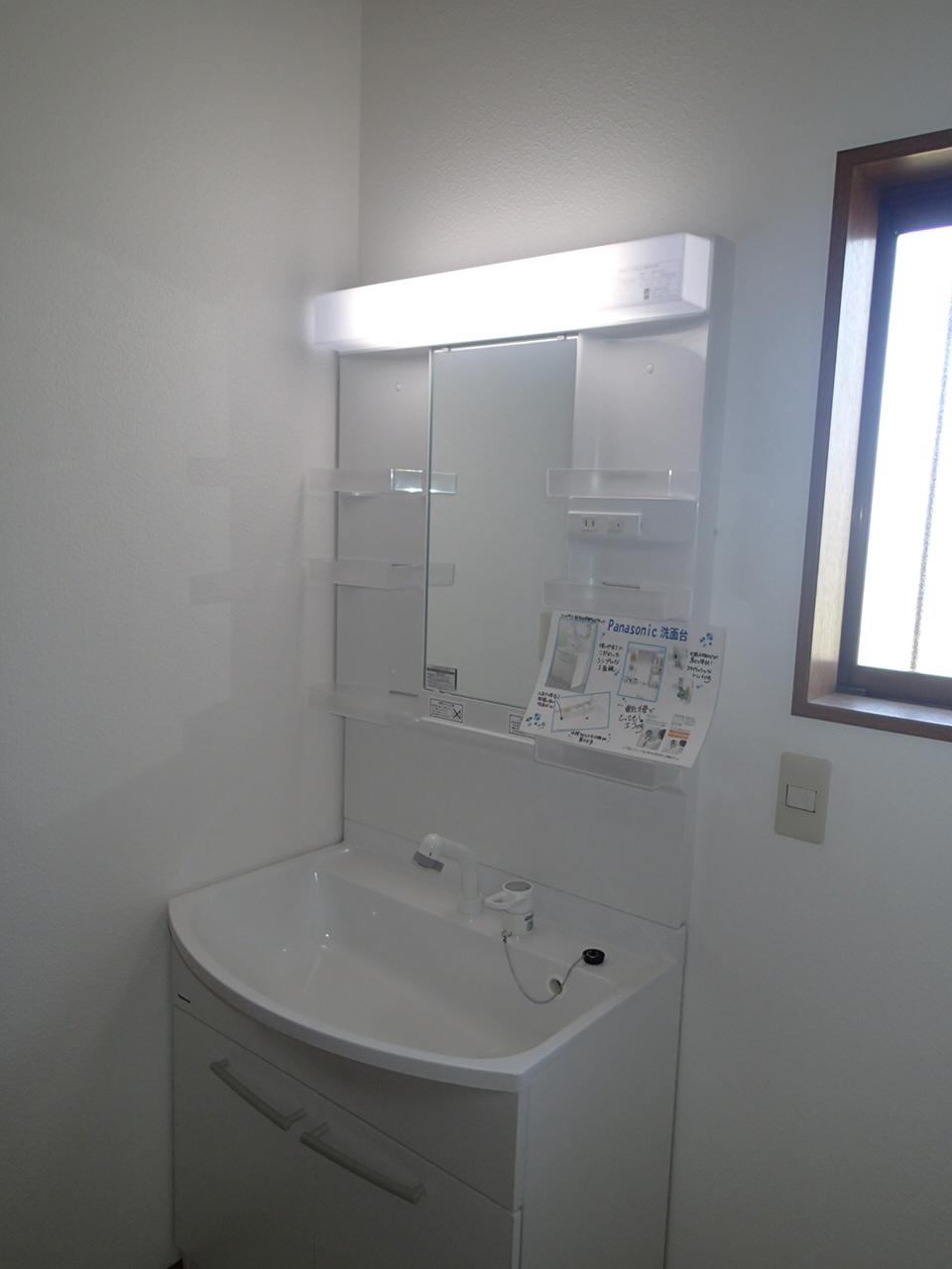 Wash basin, toilet. Indoor (09 May 2013) Shooting