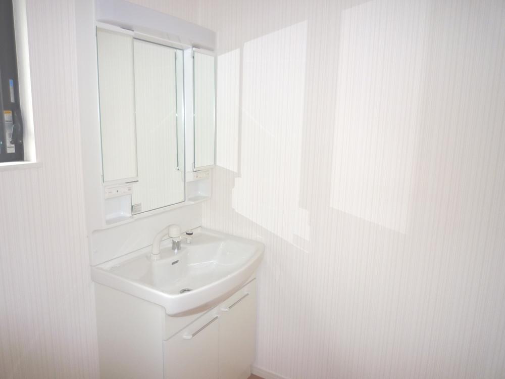 Wash basin, toilet. Morning Shan is also available