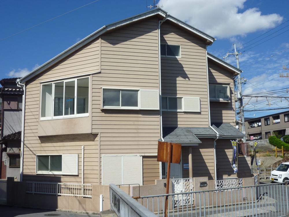 Local appearance photo. Three-way corner lot