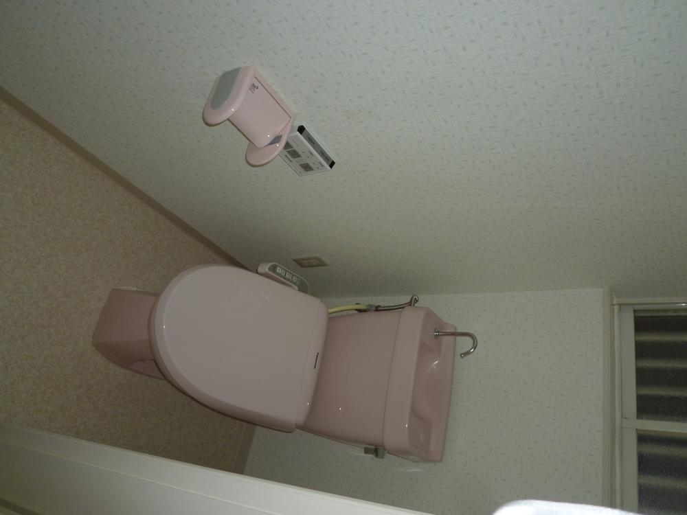 Toilet. Heated toilet seat