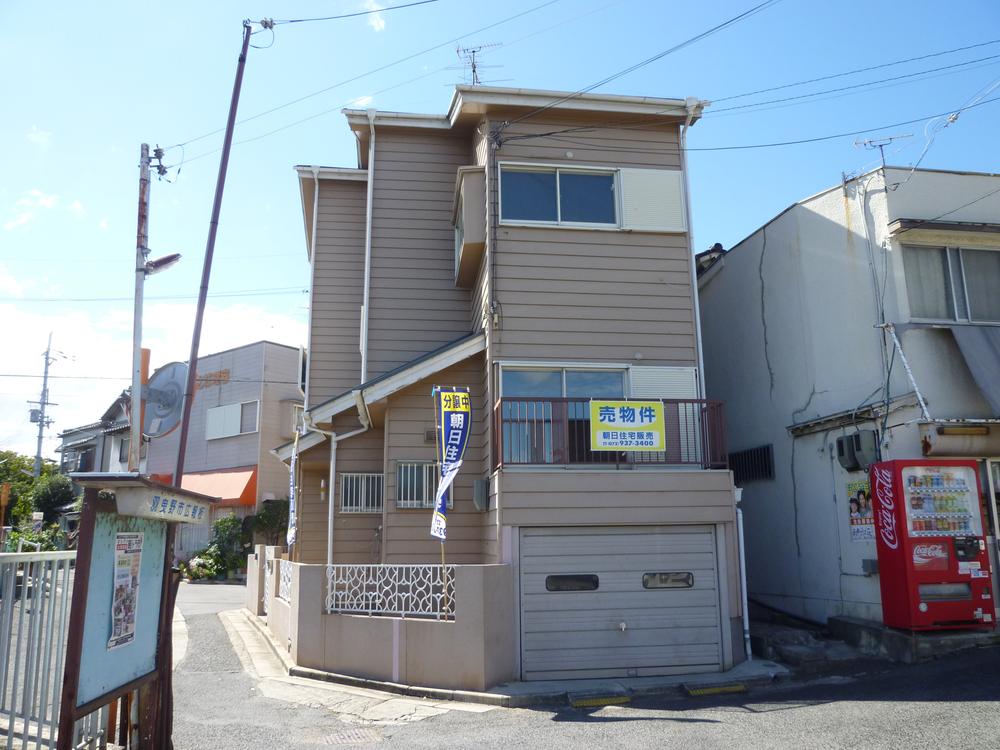 Local appearance photo. From north Nor good ventilation per day in the three-way corner lot Garage with a Shutter is retractable. 