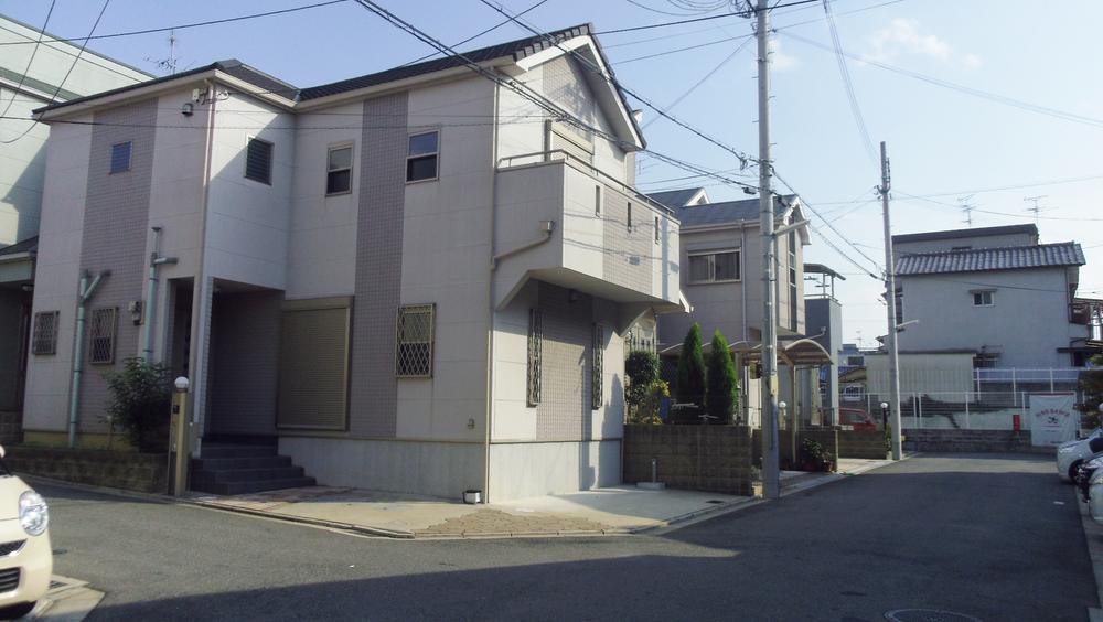 Local photos, including front road. Frontal road