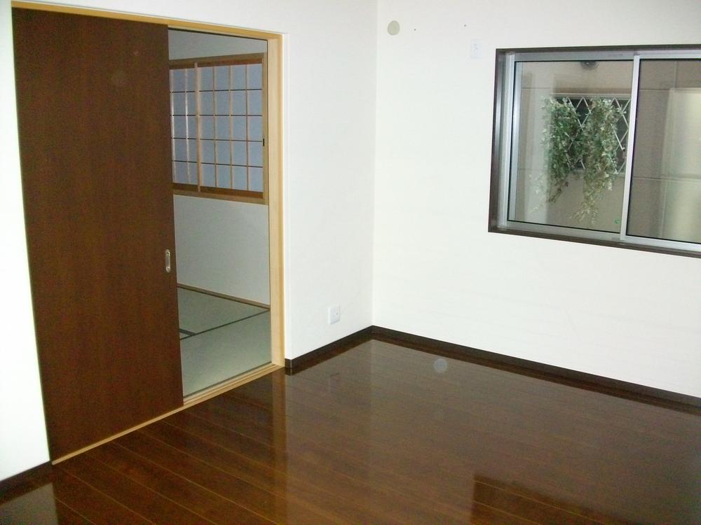 Living. Japanese-style of living and Tsuzukiai