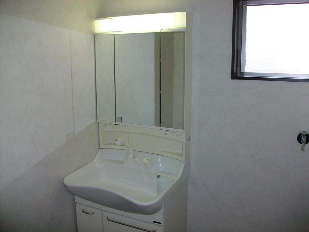 Wash basin, toilet. Wash basin with a three-sided mirror