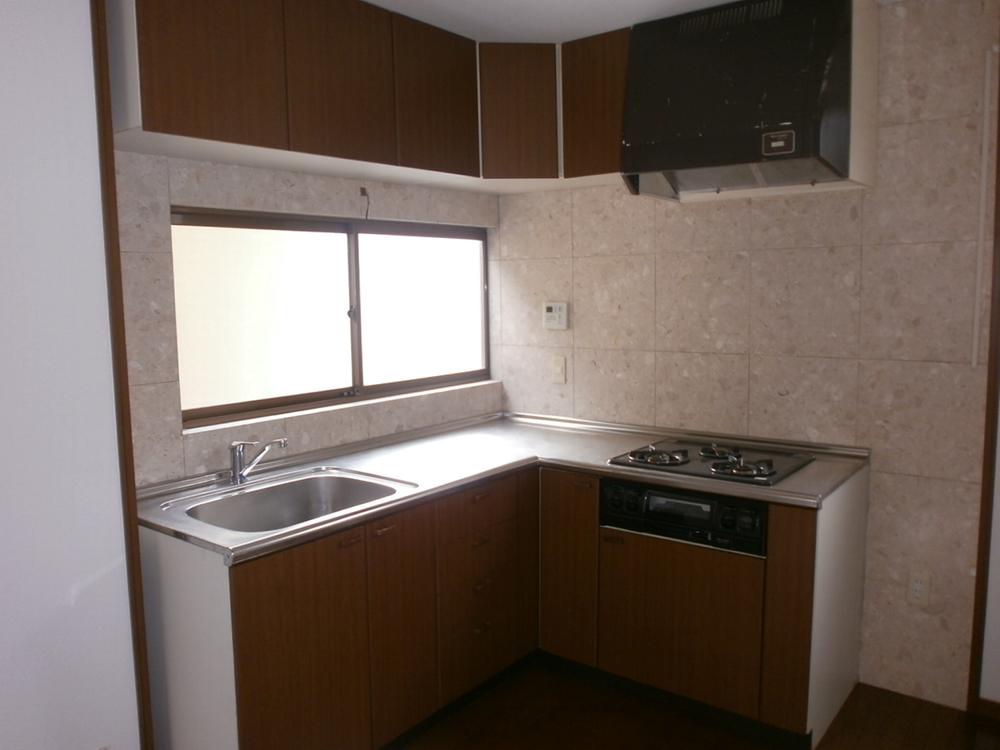 Kitchen. Easy-to-use L-shaped kitchen