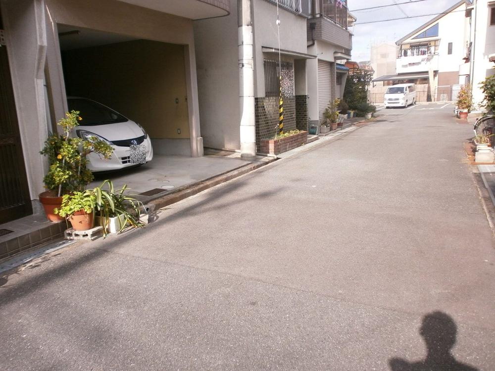 Local photos, including front road. East road 4.7M