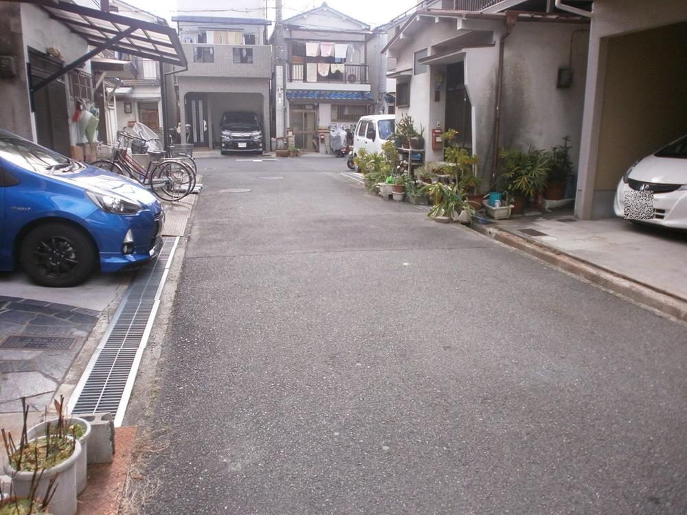 Local photos, including front road. East road 4.7M