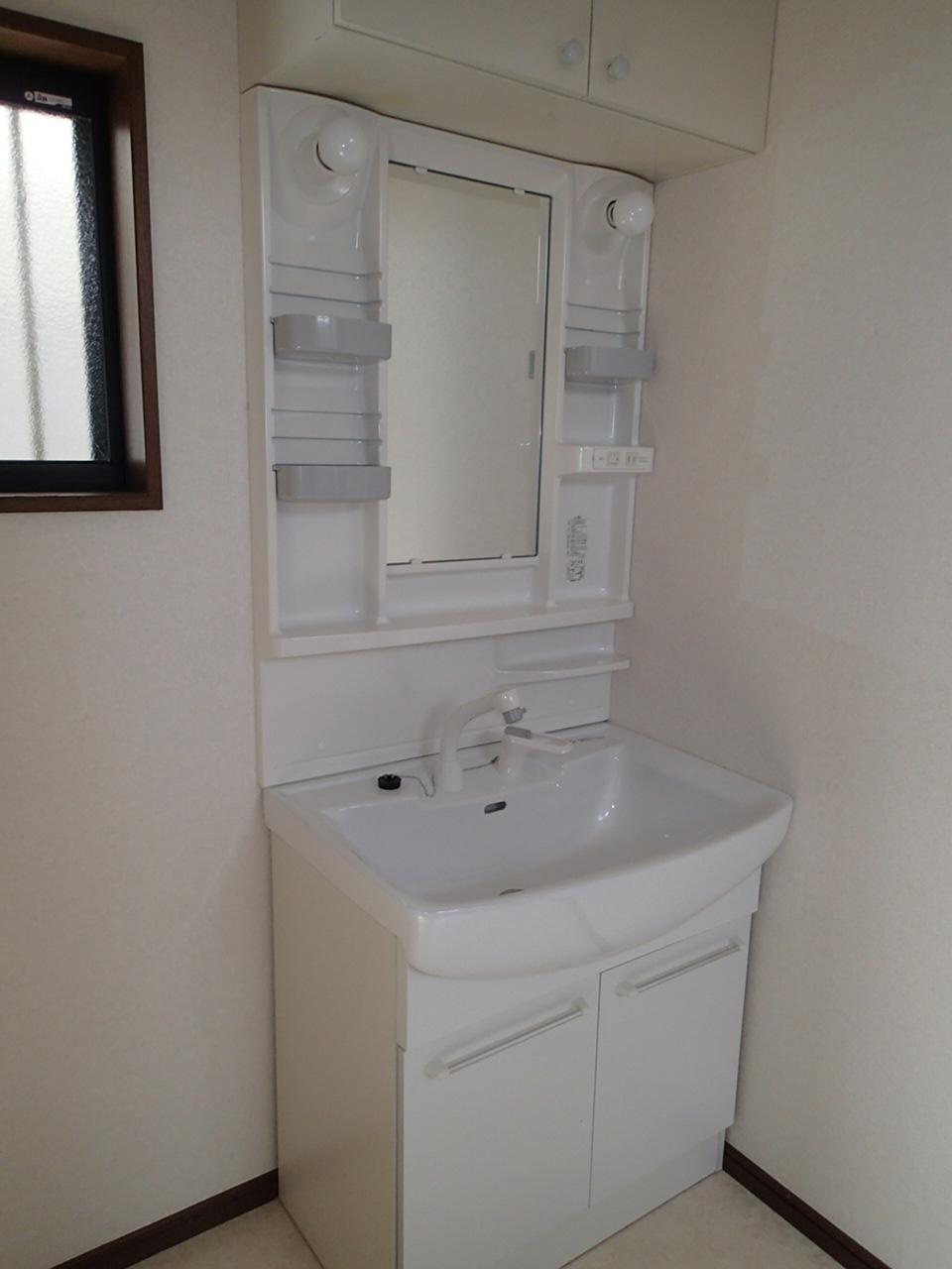 Wash basin, toilet. Indoor (07 May 2013) Shooting