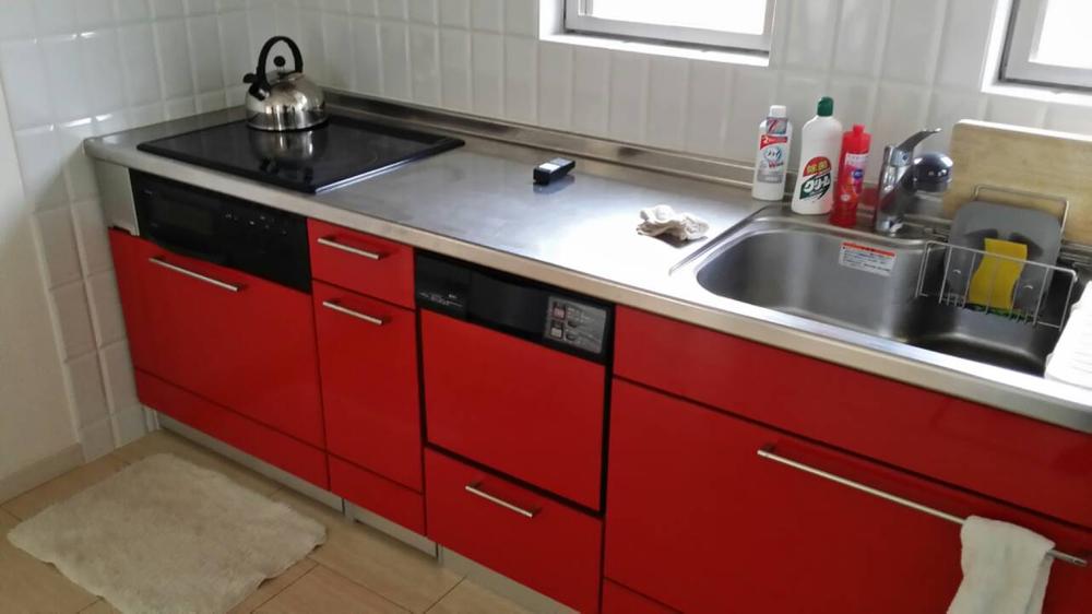 Kitchen. With friendly dishwasher is also in the hands of mom