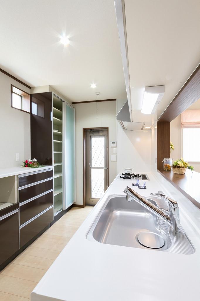 Kitchen. Bright and easy-to-use kitchen. Also a must rear storage of kitchen and a matching!