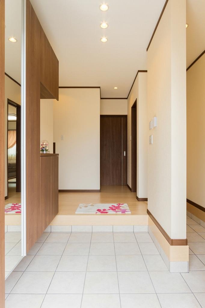 Entrance. In addition to the front door storage, Because some shoes cloak, Golf bag and stroller also can be stored.