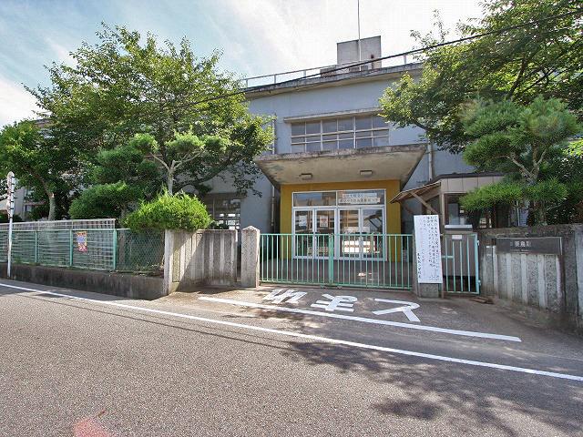 Primary school. 2140m to the east, Tottori elementary school (April 2009 2 Date of Birth or later)