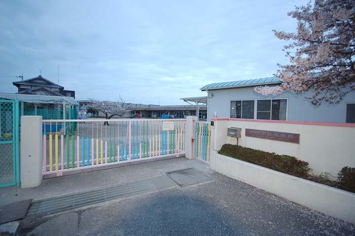 kindergarten ・ Nursery. Among lower Zhuang 633m around until the nursery also a good blessed with the natural environment, Many of the family living with grandparents, Children us, Ukagaemasu state in which Hitonatsukoku freely To grow up. Nursery for nearly, Busy parents who also drop off and pick up is a breeze.