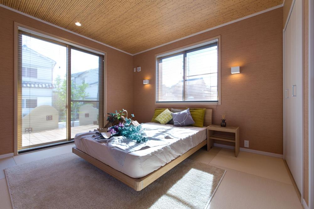 Non-living room. We tried to incorporate the idea of ​​tropical even in the bedroom. Outside of the bedroom is also provided with a wood deck, Wood deck has led to the first floor of the living room.