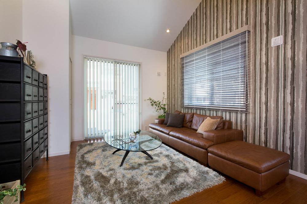 Living. Living for heal the fatigue of the day. Indirect lighting has been devised to choose a variety of patterns, It is in the theater mode at night, Gracefully How about seeing a movie.