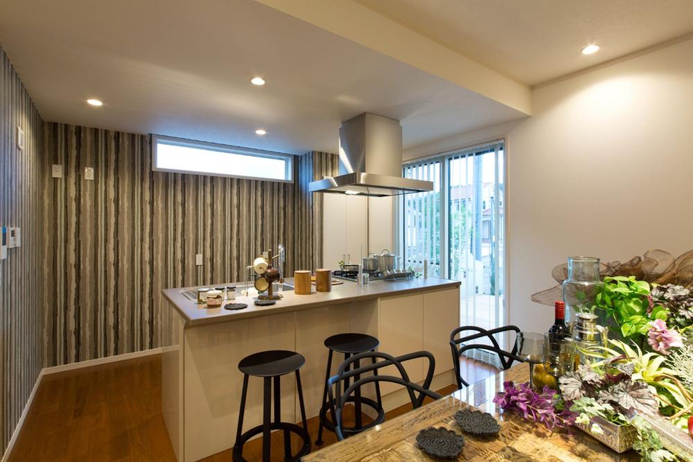 Kitchen. Island kitchen with firmly thought the flow line, Dad to cook, We ingenuity that does not isolate the mom from family.