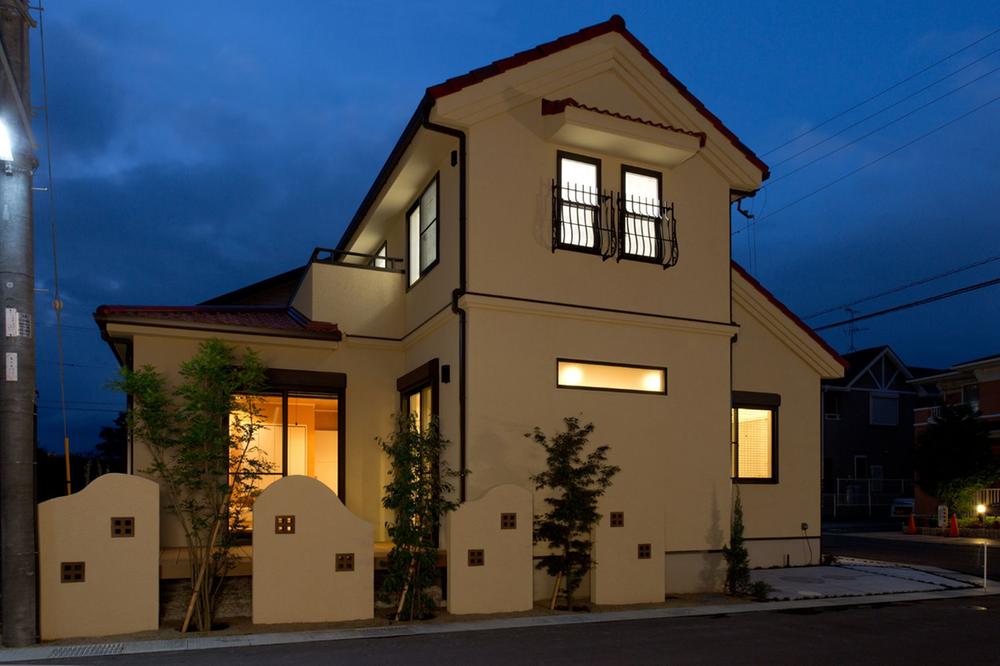 Local appearance photo. And effective use of the large site, Take the first floor and widely, To reduce the bother go up effort on the second floor, The whole family was to offer a space that is needed together a little bit longer.