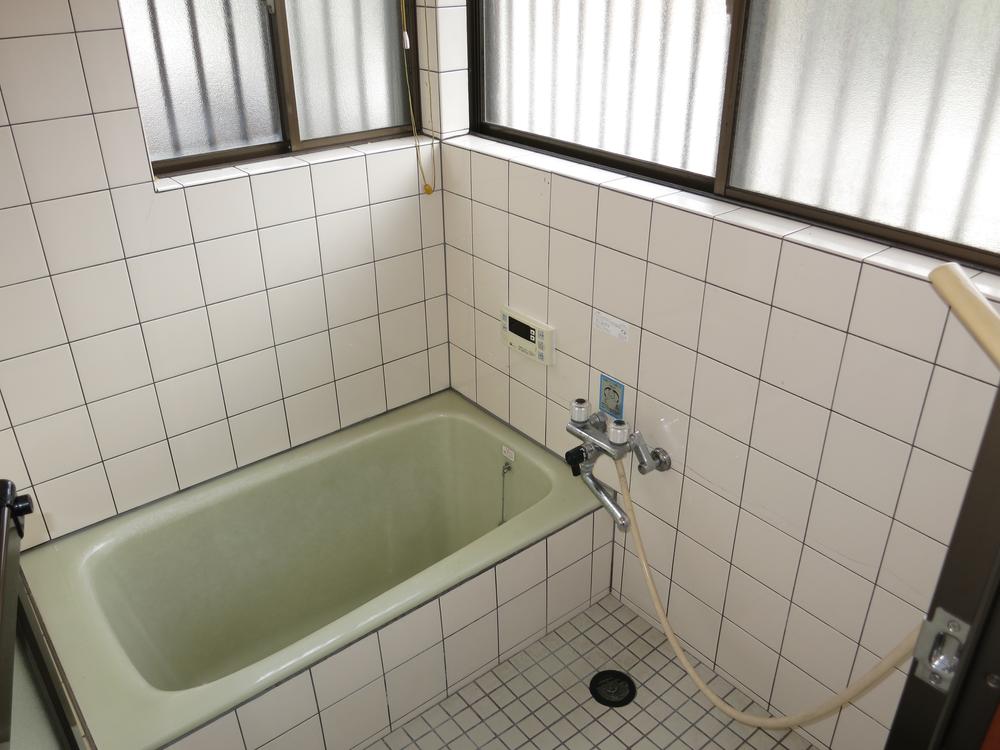 Bathroom. Indoor (10 May 2013) Shooting