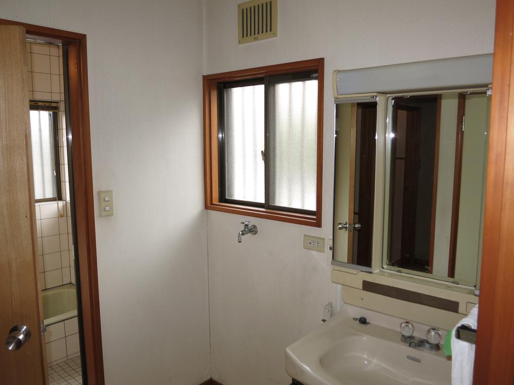 Wash basin, toilet. Indoor (10 May 2013) Shooting