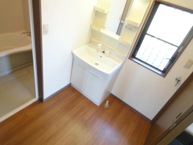 Wash basin, toilet.  ◆ Washbasin with shower ◆ 