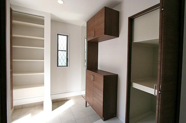 Entrance. Storage of large entrance