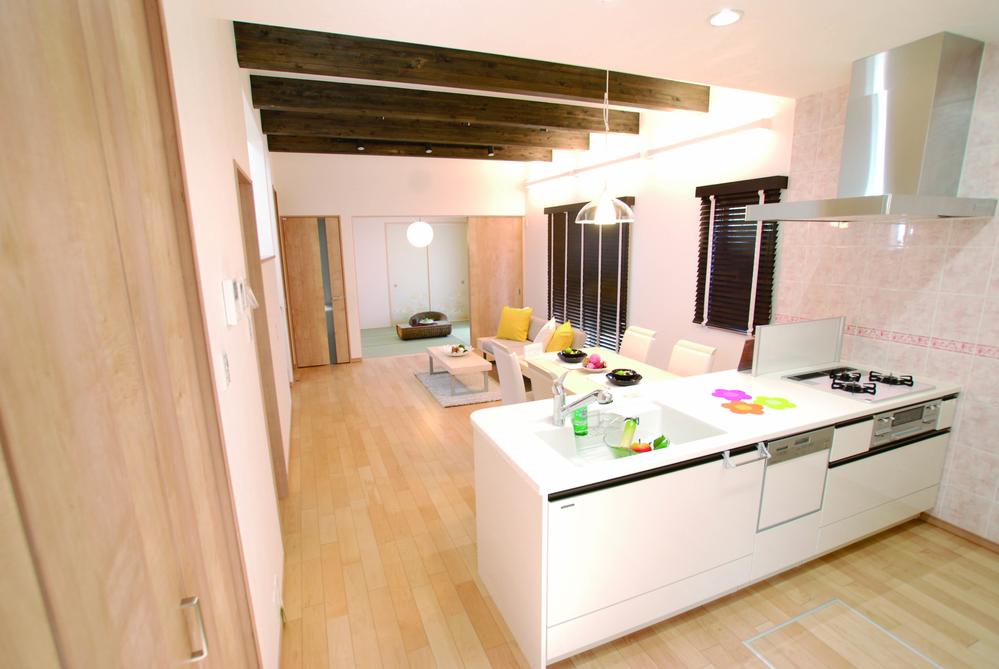 Living. Open kitchen, Living room ceiling height of about 2.8m.