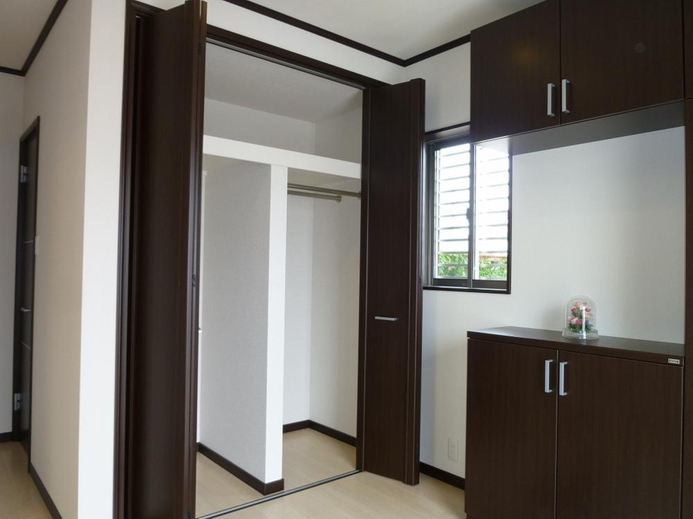 Other Equipment. Since the free design, Or over you coat that can make even storage space in front of the entrance, Or put the item of leisure, Using it is freely.