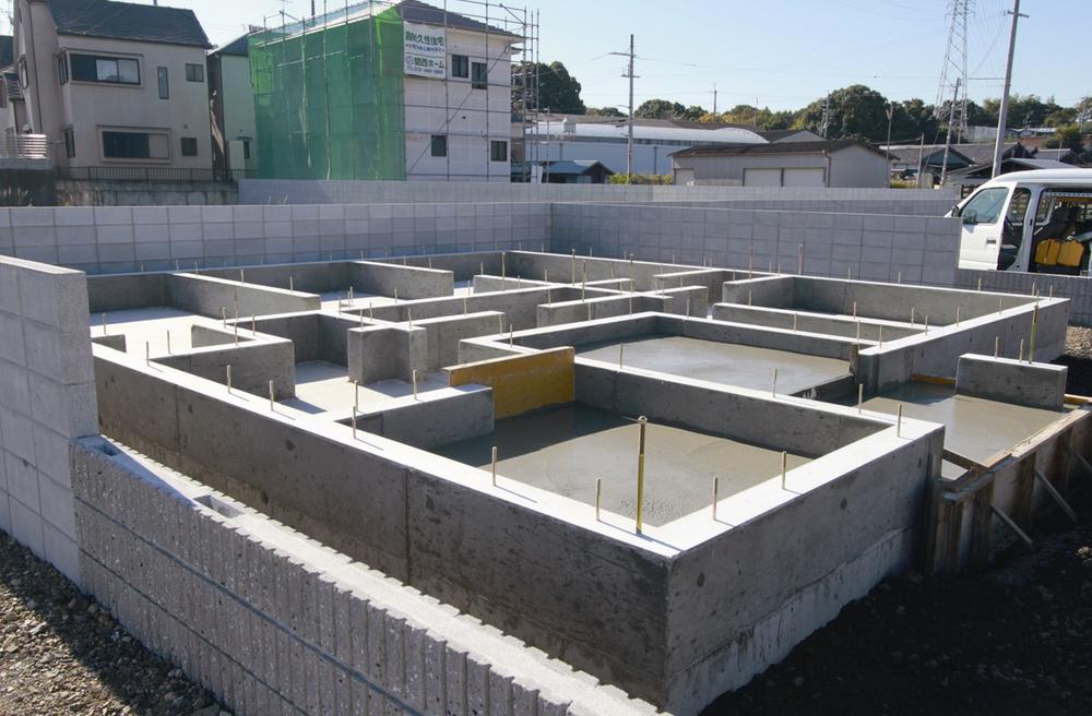 Construction ・ Construction method ・ specification. "Solid foundation" is earthquake-proof ・ High durability, To demonstrate the strength against rolling at the time of the earthquake to support and firmly the load of the building with thick concrete version. Also, It has achieved a solid foundation in a sturdy foundation, far exceeding the standard.