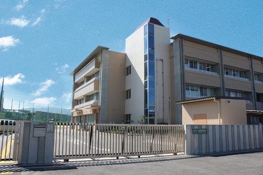 Primary school. The oldest junior high school in the 720m Hannan to Tottori junior high school. You can get the education that was spontaneous in large site.