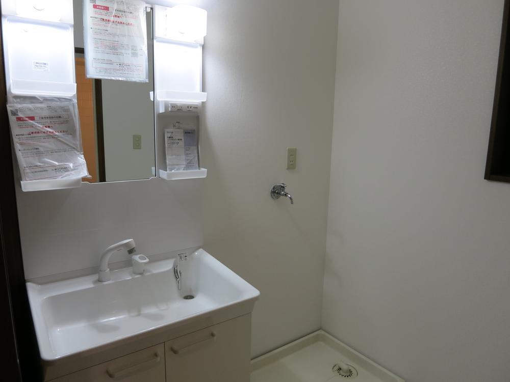 Wash basin, toilet. Indoor (11 May 2013) Shooting