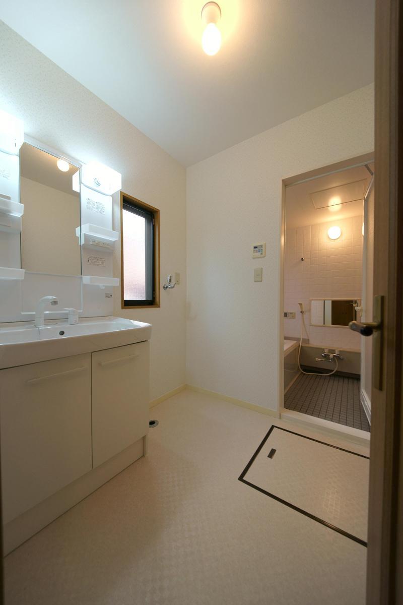 Wash basin, toilet. December 2013 shooting