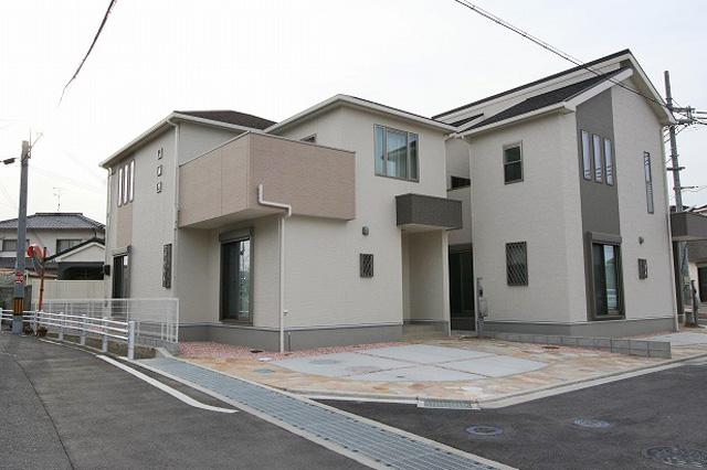 Local appearance photo. Corner lot. 43.23 square meters usually two car OK